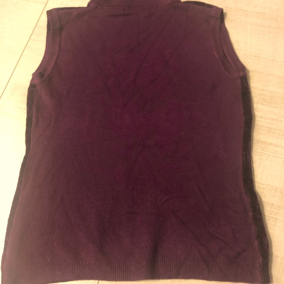 Elegant Neckline Sleeveless Soft Top-NEW - Picture 6 of 7